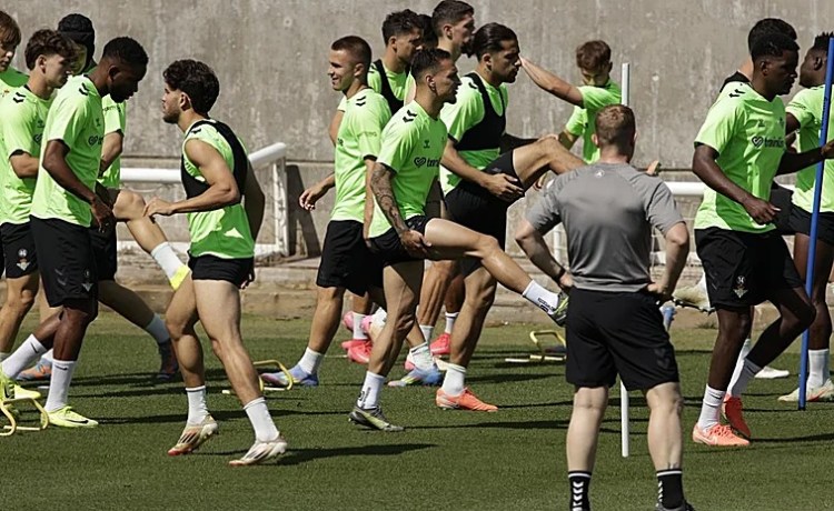 El Betis ultima sin novedades la visita del Valencia a Heliópolis para cerrar el curso liguero El Betis ultima sin novedades la visita del Valencia a Heliópolis para cerrar el curso liguero