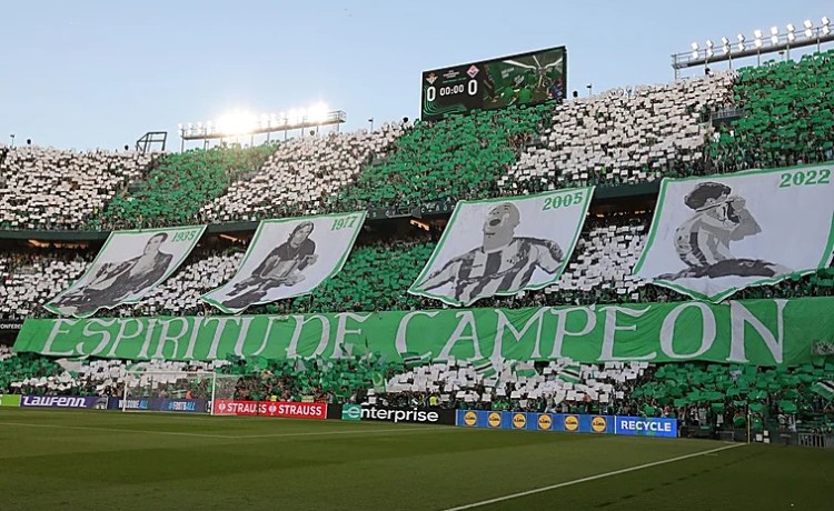 El Betis regala a sus abonados banderas para la final de la Conference League El Betis regala a sus abonados banderas para la final de la Conference League