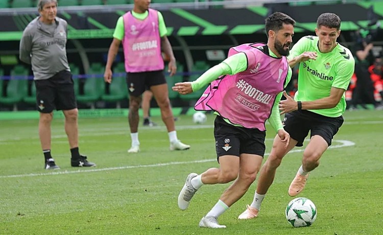 Quejas en varios jugadores del Betis sobre el estado del césped del Stadion Wroclaw Quejas en varios jugadores del Betis sobre el estado del césped del Stadion Wroclaw