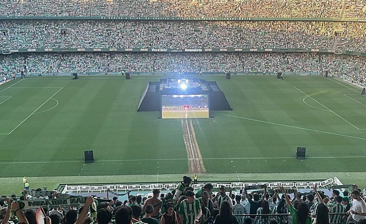 Un Villamarín hasta la bandera para ver la final y animar a su Betis en la distancia Un Villamarín hasta la bandera para ver la final y animar a su Betis en la distancia