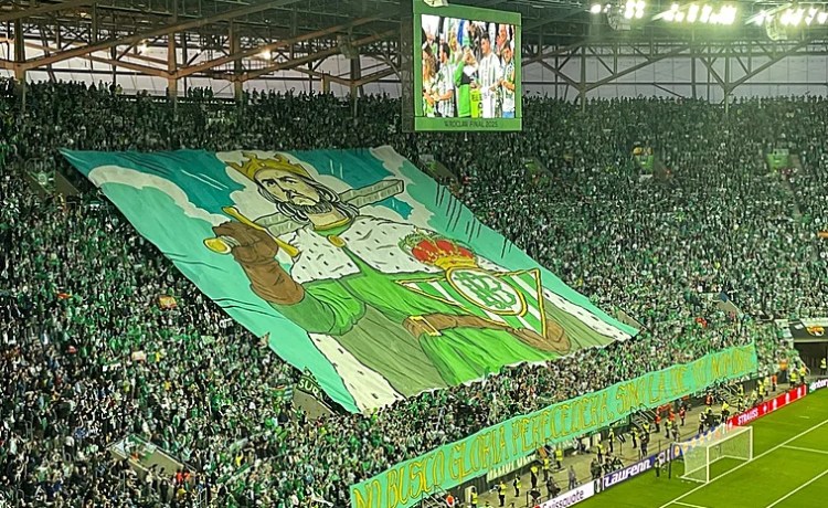 El Himno del Betis y un espectacular tifo con el Rey San Fernando recibieron a los de Pellegrini en la final de la Conference El Himno del Betis y un espectacular tifo con el Rey San Fernando recibieron a los de Pellegrini en la final de la Conference