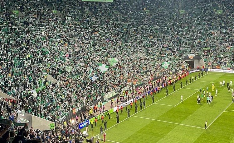 El «Betis, Betis» de la afición verdiblanca tras la derrota en la final de la Conference El «Betis, Betis» de la afición verdiblanca tras la derrota en la final de la Conference
