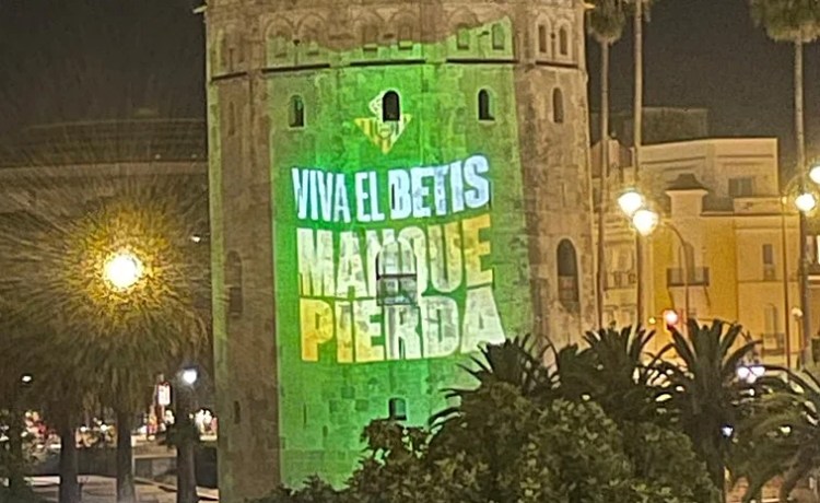 El mensaje de la Torre del Oro al Betis: «Viva el Betis manquepierda» El mensaje de la Torre del Oro al Betis: «Viva el Betis manquepierda»