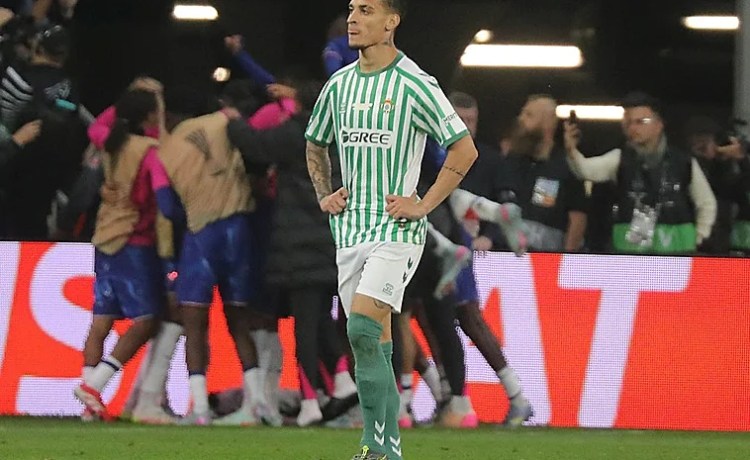 Antony y sus opciones de seguir en el Betis: «Confío en que sí» Antony y sus opciones de seguir en el Betis: «Confío en que sí»
