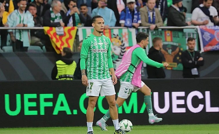 El Betis se reunirá la semana que viene con el Manchester United para negociar una nueva cesión de Antony, con opción de compra El Betis se reunirá la semana que viene con el Manchester United para negociar una nueva cesión de Antony, con opción de compra