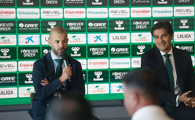 El Betis negocia en varios frentes para firmar a dos mediocentros El Betis negocia en varios frentes para firmar a dos mediocentros