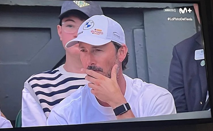 La gorra del Betis en el palco de Carlos Alcaraz en Wimbledon La gorra del Betis en el palco de Carlos Alcaraz en Wimbledon