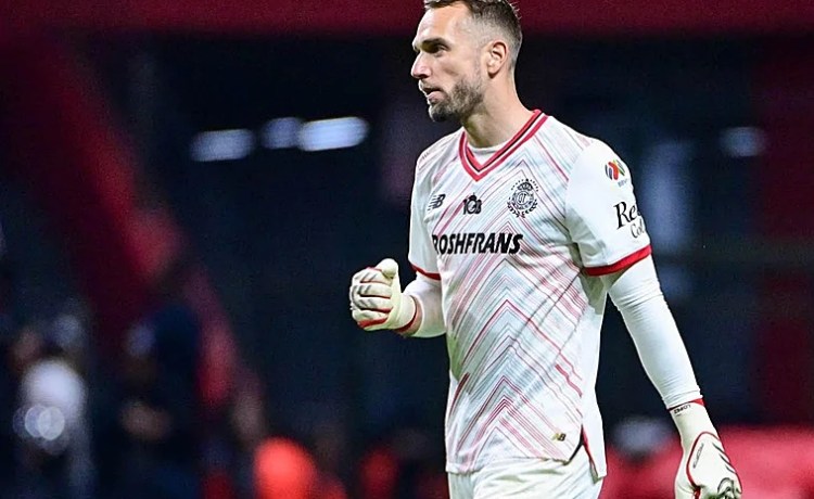 Pau López llega a Sevilla y el Betis dispondrá de cuatro porteros Pau López llega a Sevilla y el Betis dispondrá de cuatro porteros
