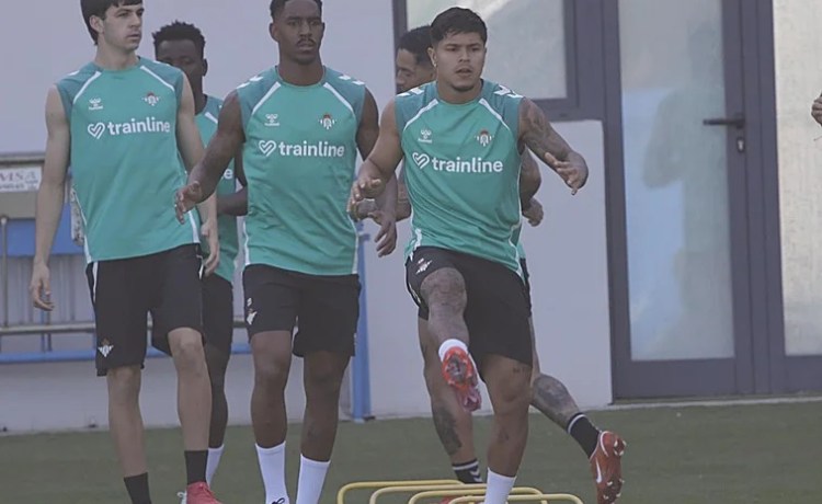 Petit, Junior y Pau López acumulan entrenamientos con el Betis antes del segundo amistoso de la pretemporada Petit, Junior y Pau López acumulan entrenamientos con el Betis antes del segundo amistoso de la pretemporada