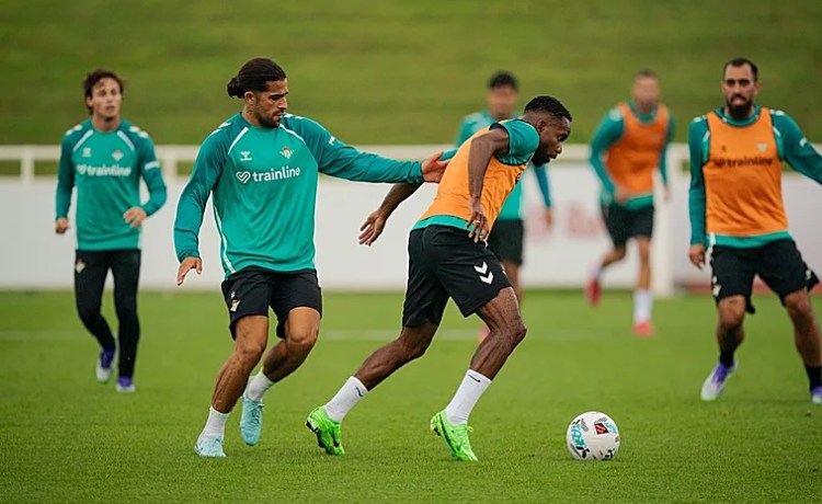 Manuel Pellegrini dirige la primera sesión de entrenamiento del Betis en Inglaterra Manuel Pellegrini dirige la primera sesión de entrenamiento del Betis en Inglaterra