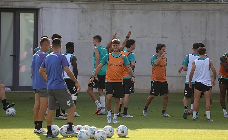 Levante y Elche, pendientes de Iker Losada Levante y Elche, pendientes de Iker Losada