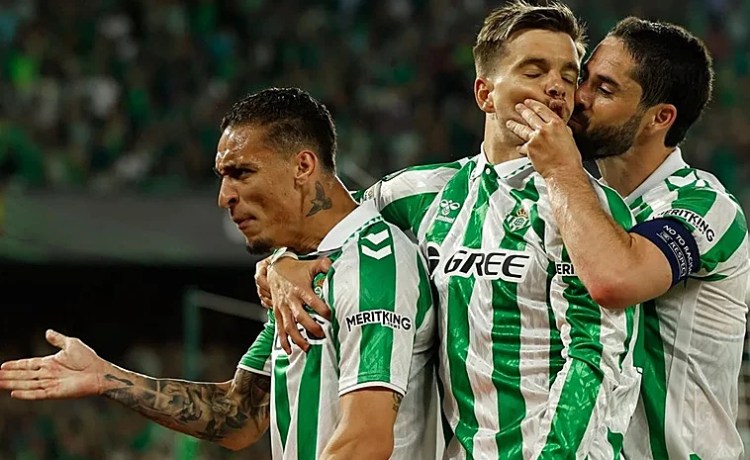 Lo Celso y la posible vuelta de Antony: «Tiene mucha jerarquía y el año pasado nos ayudó mucho, ojalá se pueda dar» Lo Celso y la posible vuelta de Antony: «Tiene mucha jerarquía y el año pasado nos ayudó mucho, ojalá se pueda dar»