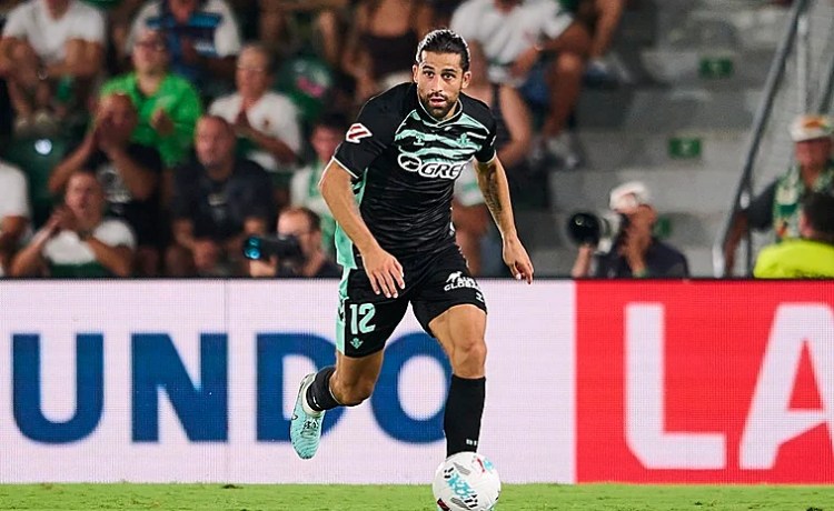 Pellegrini da alas a Ricardo con el Betis apretando para su salida Pellegrini da alas a Ricardo con el Betis apretando para su salida