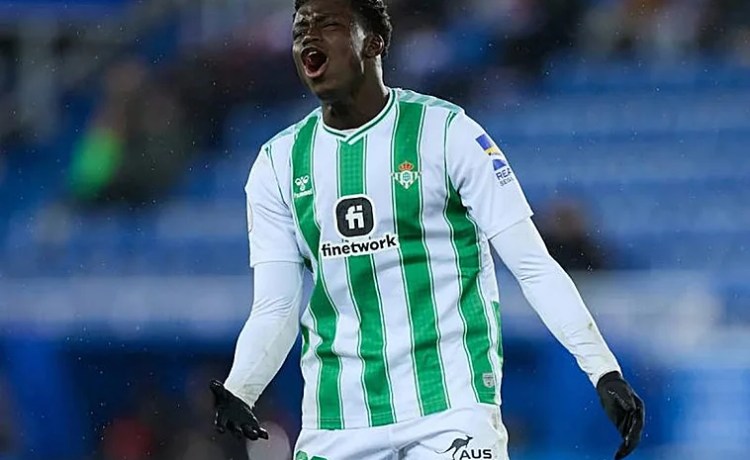 El Betis y el Rayo vuelven a negociar por Nobel Mendy El Betis y el Rayo vuelven a negociar por Nobel Mendy