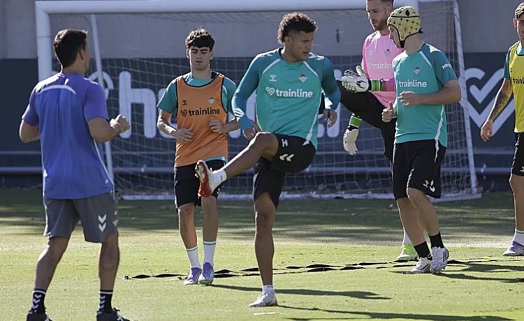 Corralejo, de jugar con la sub 19 a entrenar con el primer equipo Corralejo, de jugar con la sub 19 a entrenar con el primer equipo