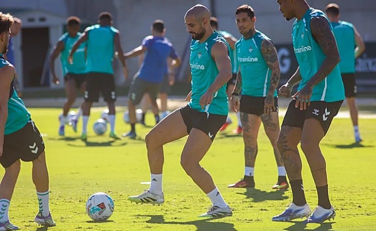 Primer entrenamiento de Amrabat con el Betis Primer entrenamiento de Amrabat con el Betis