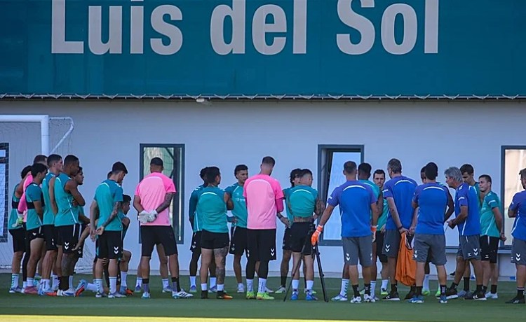 Pellegrini, tras el mercado de fichajes, cree que el Betis tiene «una plantilla muy equilibrada» Pellegrini, tras el mercado de fichajes, cree que el Betis tiene «una plantilla muy equilibrada»
