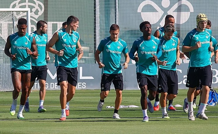 Bartra y Deossa, bajas en el entrenamiento del Real Betis preparando el duelo ante la Real Sociedad Bartra y Deossa, bajas en el entrenamiento del Real Betis preparando el duelo ante la Real Sociedad