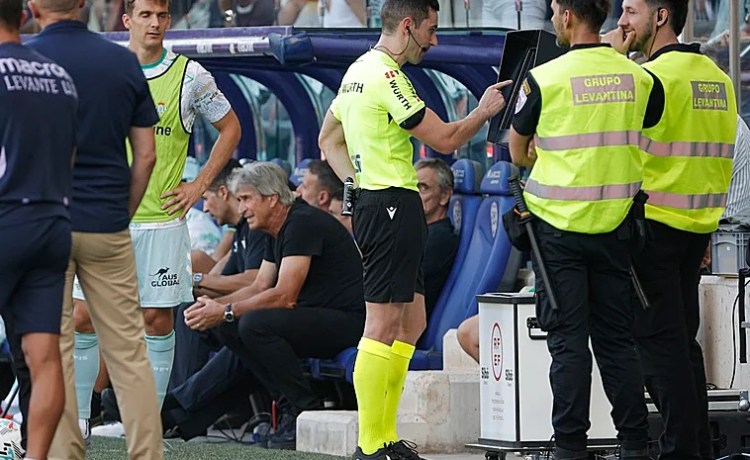 Junior replica al VAR y al CTA: «Podrían revisar que el chico tiene actitud de engañar al árbitro» Junior replica al VAR y al CTA: «Podrían revisar que el chico tiene actitud de engañar al árbitro»