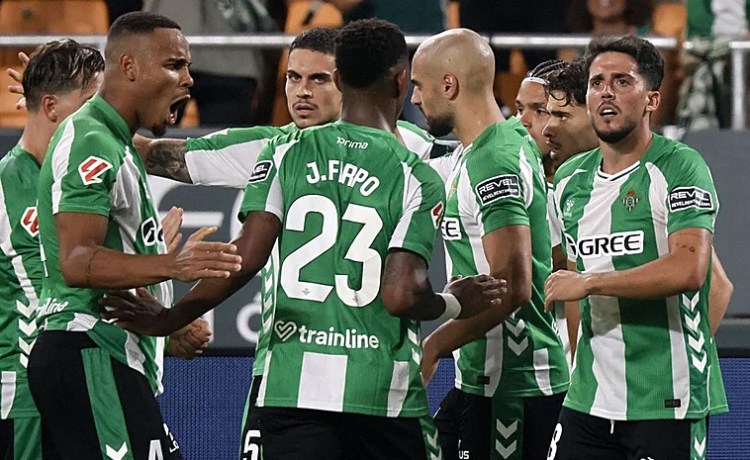 Con todos los equipos con seis partidos, el Betis se queda a un punto de Europa y a dos de la Champions Con todos los equipos con seis partidos, el Betis se queda a un punto de Europa y a dos de la Champions