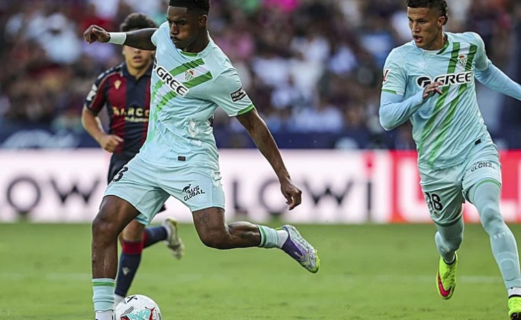 Junior, el primero de los internacionales del Betis en volver a las órdenes de Pellegrini Junior, el primero de los internacionales del Betis en volver a las órdenes de Pellegrini