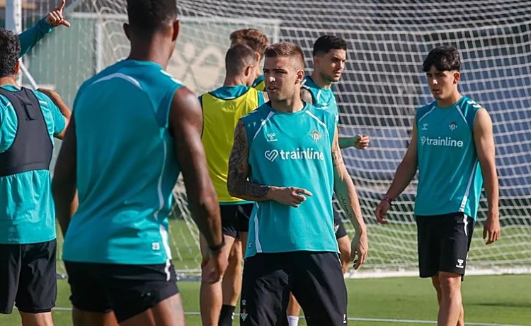 Marruecos libera a Amrabat, que se entrena al margen en el gimnasio de la ciudad deportiva Marruecos libera a Amrabat, que se entrena al margen en el gimnasio de la ciudad deportiva