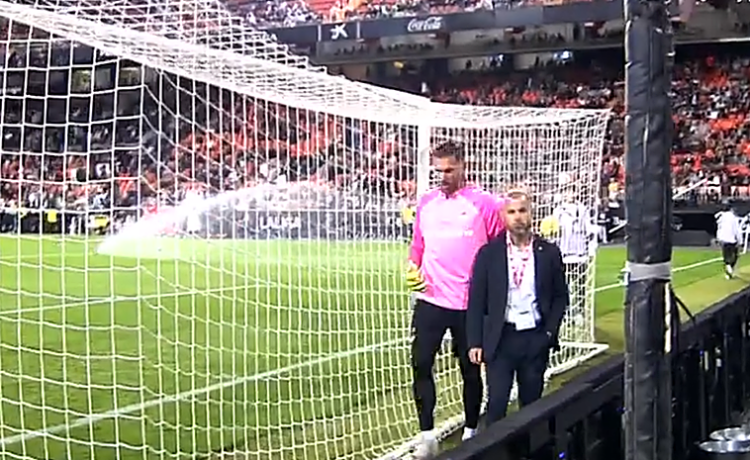 El bonito gesto de Manu Fajardo en Mestalla con un aficionado antes del Valencia – Betis El bonito gesto de Manu Fajardo en Mestalla con un aficionado antes del Valencia – Betis