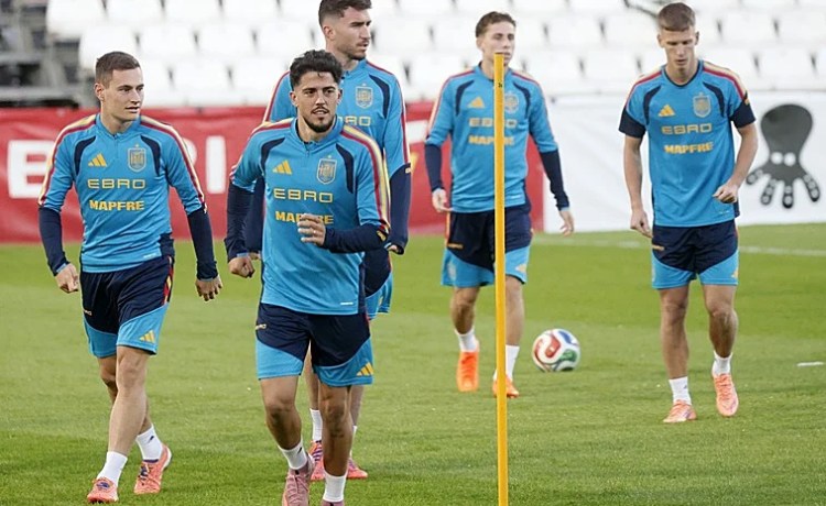 Fornals, con el dorsal 17 en el día del estreno de la nueva camiseta de España Fornals, con el dorsal 17 en el día del estreno de la nueva camiseta de España