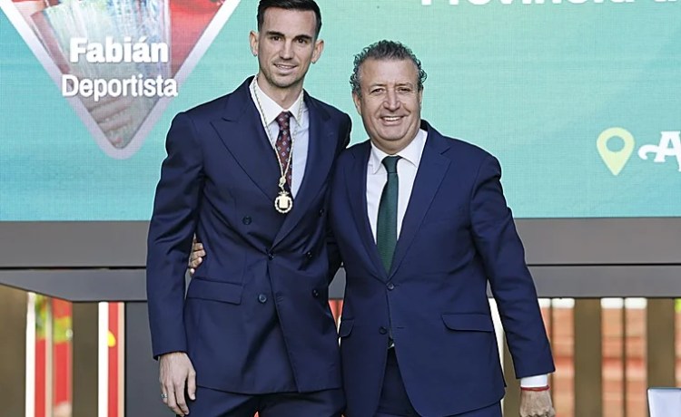 Javier Fernández, presidente de la Diputación de Sevilla, le manda un mensaje a Fajardo sobre Fabián: «Lo he fichado yo» Javier Fernández, presidente de la Diputación de Sevilla, le manda un mensaje a Fajardo sobre Fabián: «Lo he fichado yo»