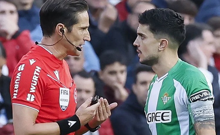 LaLiga denuncia cánticos de «Bartra, muérete» desde el Gol Norte durante el derbi Sevilla – Betis LaLiga denuncia cánticos de «Bartra, muérete» desde el Gol Norte durante el derbi Sevilla – Betis