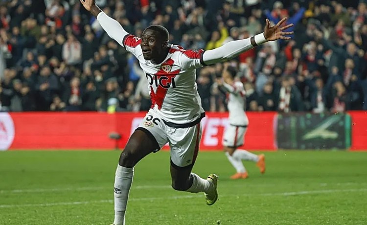 Nobel Mendy marca con el Rayo al Valencia su primer gol en Primera división Nobel Mendy marca con el Rayo al Valencia su primer gol en Primera división