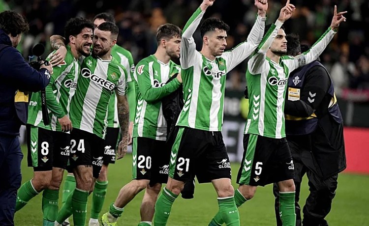 Jornada redonda: el Betis aprovecha las derrotas del Espanyol y el Athletic Jornada redonda: el Betis aprovecha las derrotas del Espanyol y el Athletic