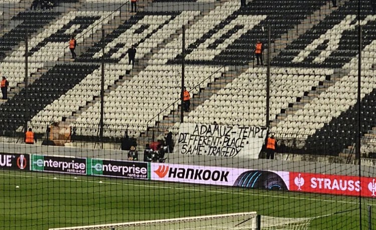 Los aficionados del PAOK se acuerdan del accidente de Adamuz Los aficionados del PAOK se acuerdan del accidente de Adamuz