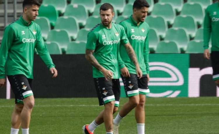 Fornals vuelve a entrenarse con el grupo Fornals vuelve a entrenarse con el grupo