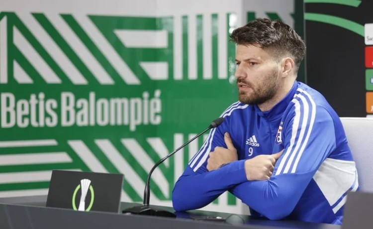 Petkovic y los elogios de Jarni al Betis: «Está actuando como un payaso por animar a un equipo que no es croata» Petkovic y los elogios de Jarni al Betis: «Está actuando como un payaso por animar a un equipo que no es croata»