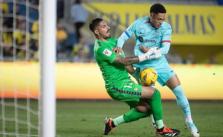Álvaro Valles: «Tengo un año más con el club y no pienso en el futuro» Álvaro Valles: «Tengo un año más con el club y no pienso en el futuro»