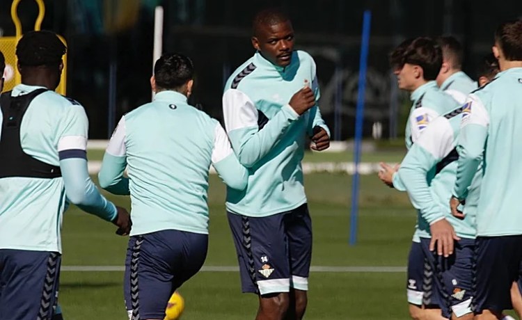 Se enfría la opción brasileña para William Carvalho Se enfría la opción brasileña para William Carvalho