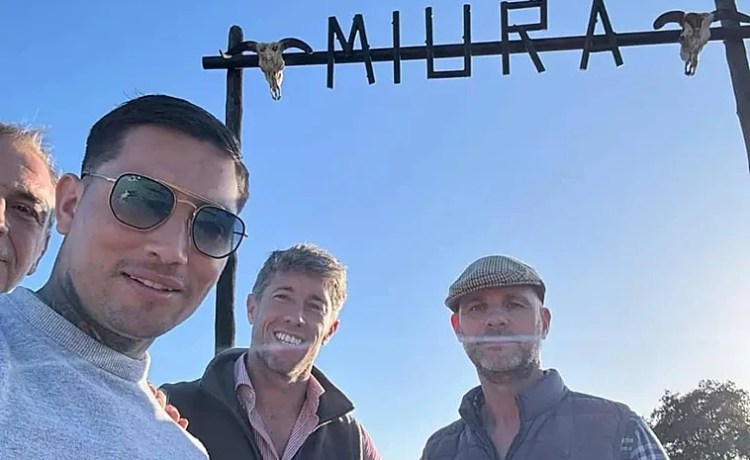 Chimy Ávila acompaña a Escribano en la ganadería de Miura Chimy Ávila acompaña a Escribano en la ganadería de Miura