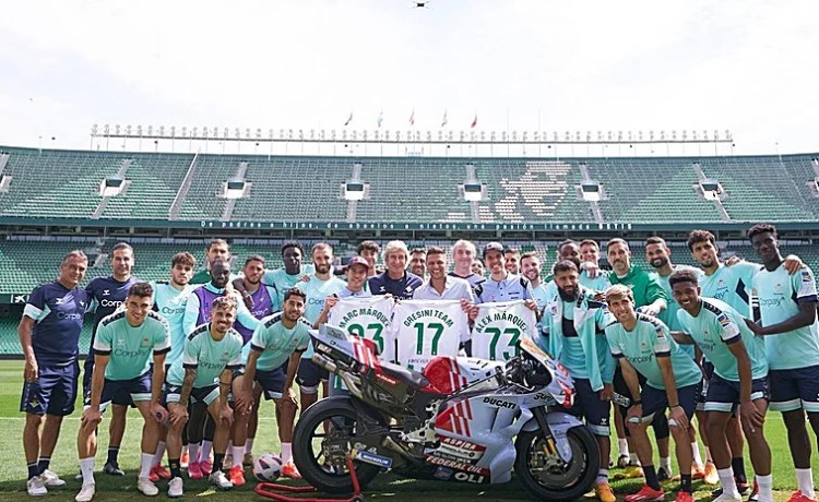 La visita de Marc y Álex Márquez al entrenamiento del Betis antes del Gran Premio de España y el derbi La visita de Marc y Álex Márquez al entrenamiento del Betis antes del Gran Premio de España y el derbi