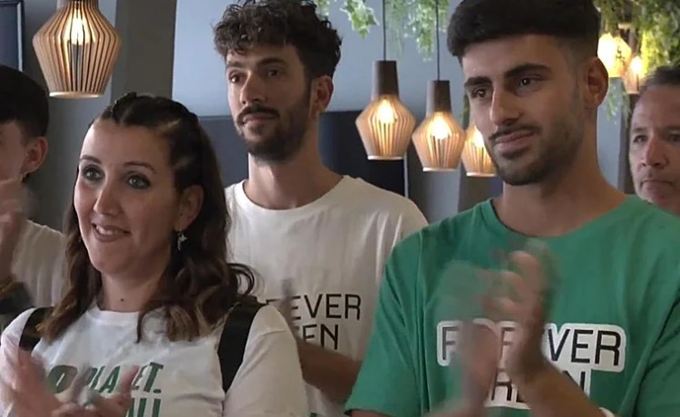 La broma de Joaquín a los béticos con la nueva camiseta: «Nos hemos quedado chafados» La broma de Joaquín a los béticos con la nueva camiseta: «Nos hemos quedado chafados»