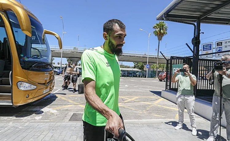 Posturas distanciadas de Betis y Rayo en la negociación por Borja Iglesias Posturas distanciadas de Betis y Rayo en la negociación por Borja Iglesias