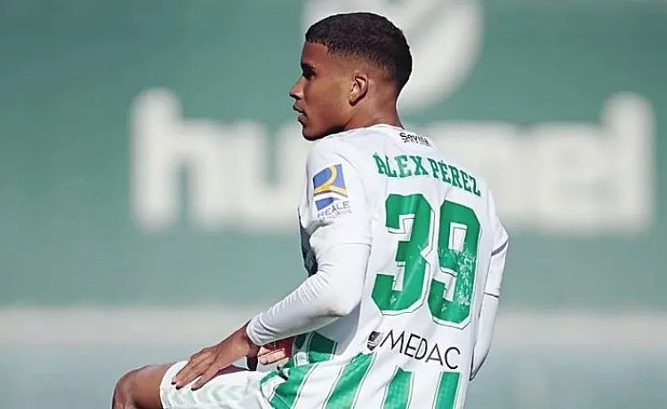 Álex Pérez pasa reconocimiento en Milán antes de firmar por el Inter Álex Pérez pasa reconocimiento en Milán antes de firmar por el Inter