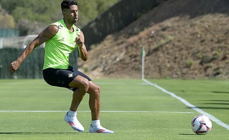 El Villarreal se lanza a por Ayoze tras alejarse las posturas en la renovación con el Betis El Villarreal se lanza a por Ayoze tras alejarse las posturas en la renovación con el Betis