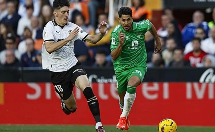 El Betis mejora su oferta a Ayoze pero el jugador sigue viéndola insuficiente El Betis mejora su oferta a Ayoze pero el jugador sigue viéndola insuficiente