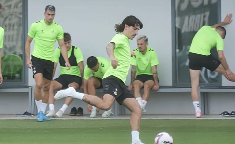 Bellerín no se entrena con el grupo en el último entrenamiento antes del Betis – Girona Bellerín no se entrena con el grupo en el último entrenamiento antes del Betis – Girona