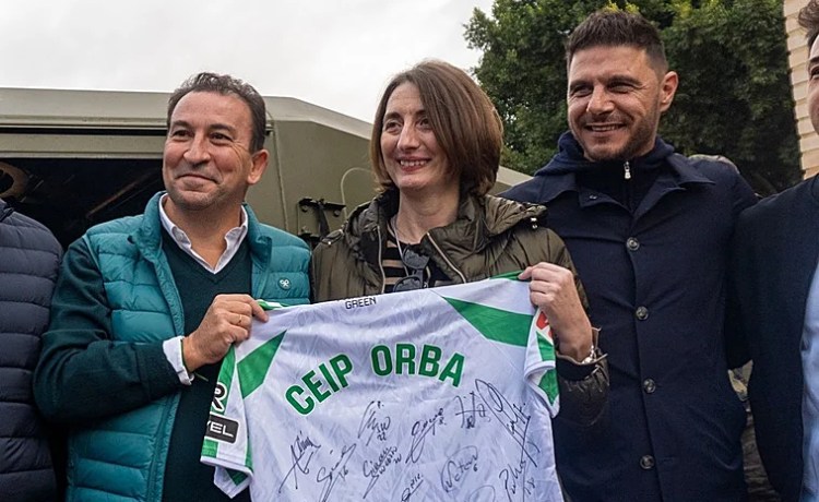 Una representación del Betis hace entrega de material deportivo en Alfafar Una representación del Betis hace entrega de material deportivo en Alfafar