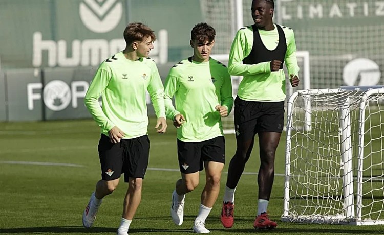 Abde, ausencia en el último entrenamiento del Betis antes de viajar a Mlada Boleslav Abde, ausencia en el último entrenamiento del Betis antes de viajar a Mlada Boleslav