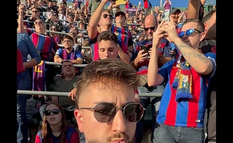 La llamativa reacción de los barcelonistas con el himno del Betis y el ambiente del Villamarín La llamativa reacción de los barcelonistas con el himno del Betis y el ambiente del Villamarín