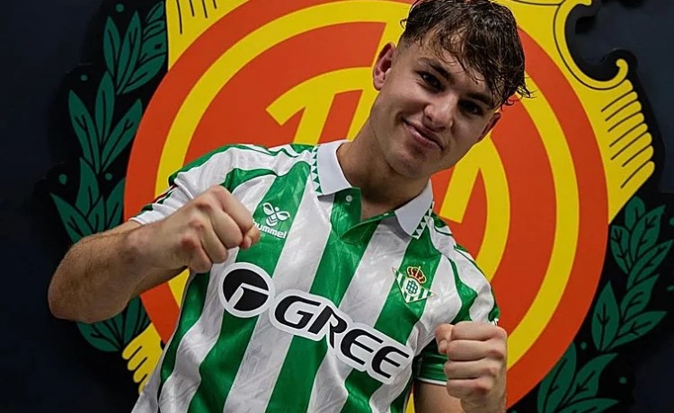 Ángel Ortiz, de la sorpresa en el once a su primera asistencia en su debut con el Betis Ángel Ortiz, de la sorpresa en el once a su primera asistencia en su debut con el Betis