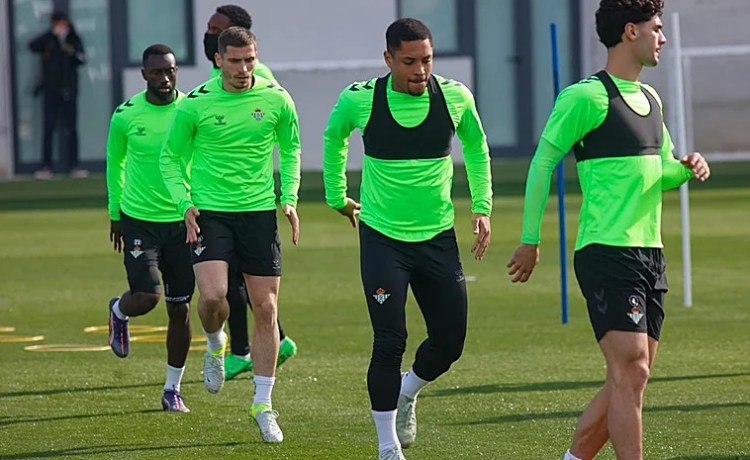 El Betis, a la espera de los movimientos del Barcelona y el Palmeiras por Vitor Roque El Betis, a la espera de los movimientos del Barcelona y el Palmeiras por Vitor Roque